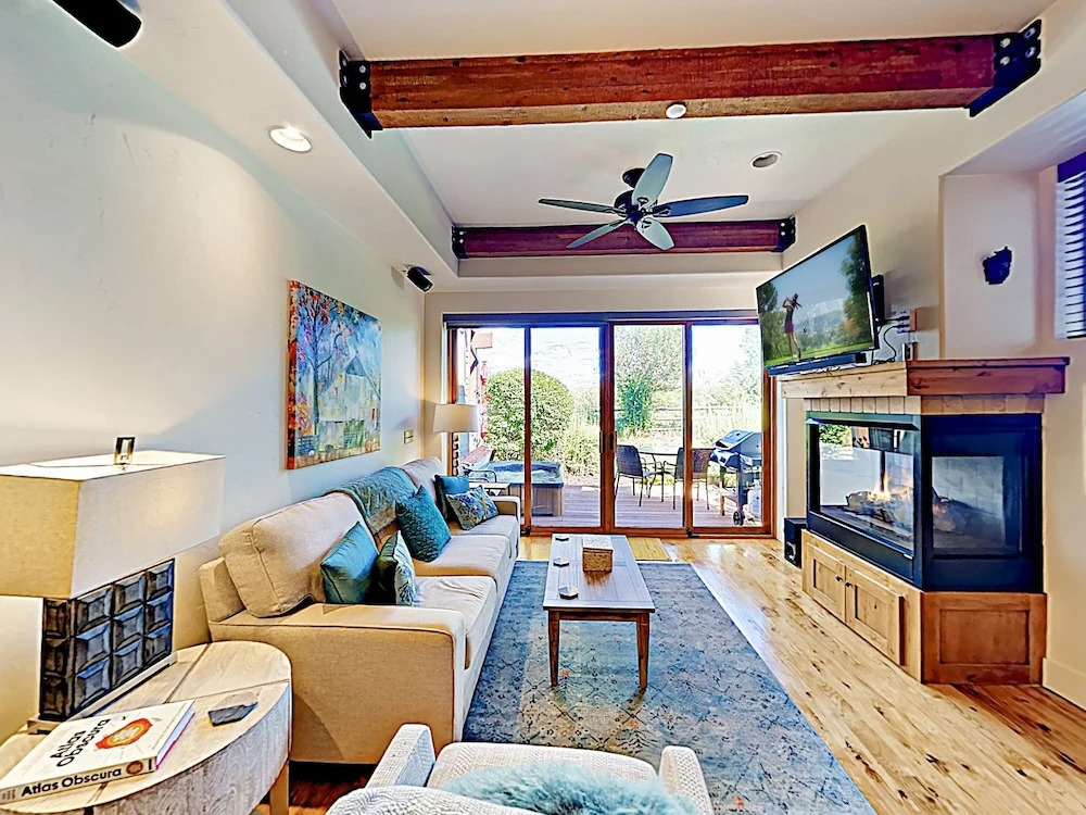 New Listing! Newpark Townhome W/ Hot Tub 2 Bedroom Townhouse