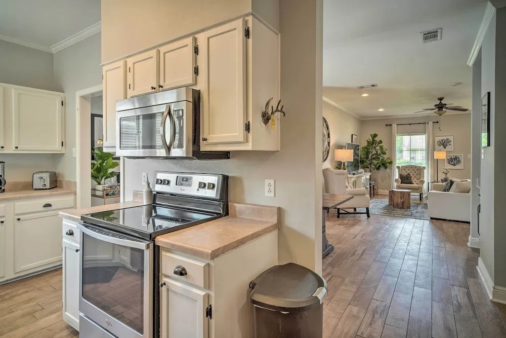 Baton Rouge Game Day House w/ Chic Yard Space