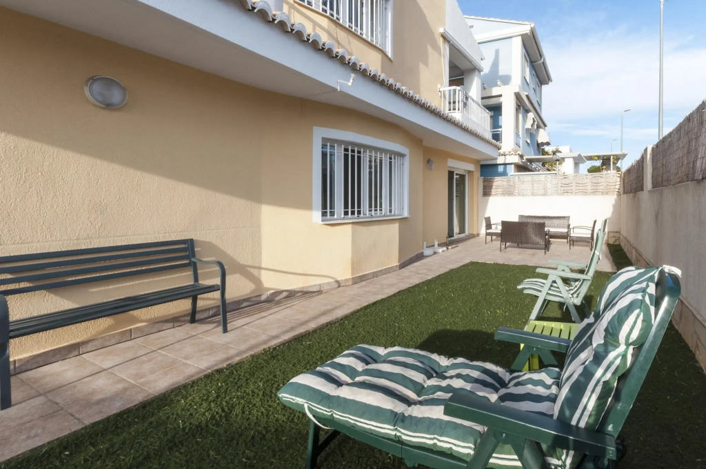 GOLDEN - Chalet with shared pool in Playa de Gandia. Free WiFi
