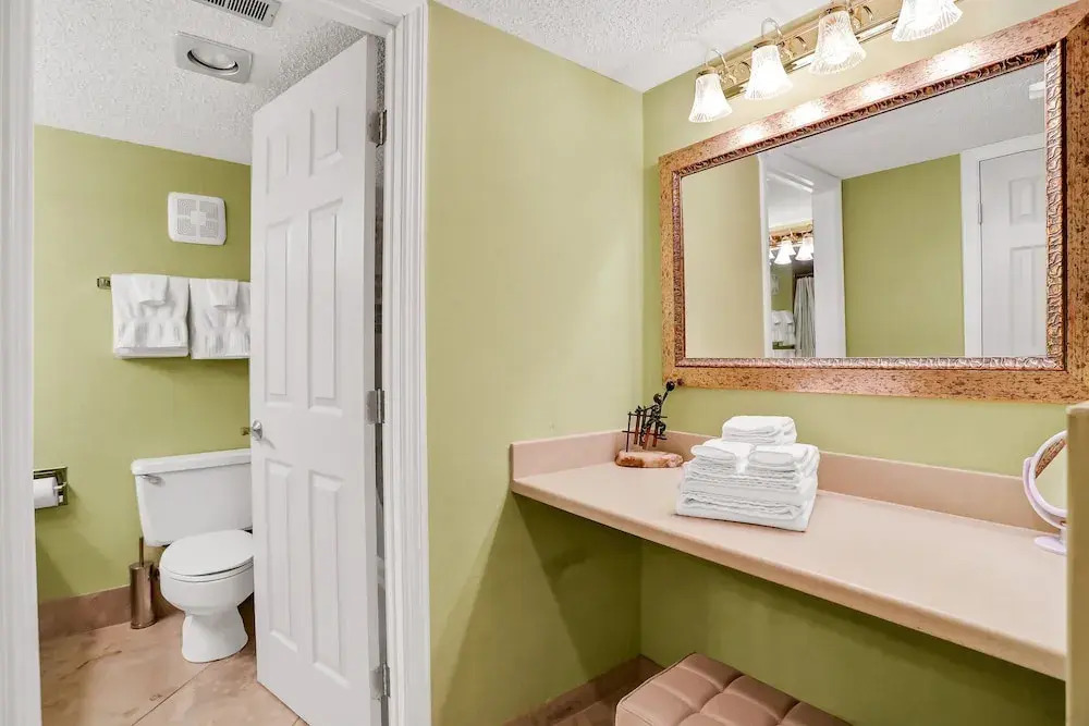 Oceanfront Condo With Direct Beach Access, Pool, Balcony, Grilling Area, & AC