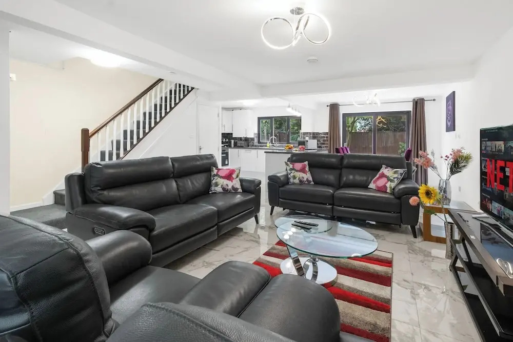 4 Bed House - Sleeps 8 - Garden - Parking - Wifi