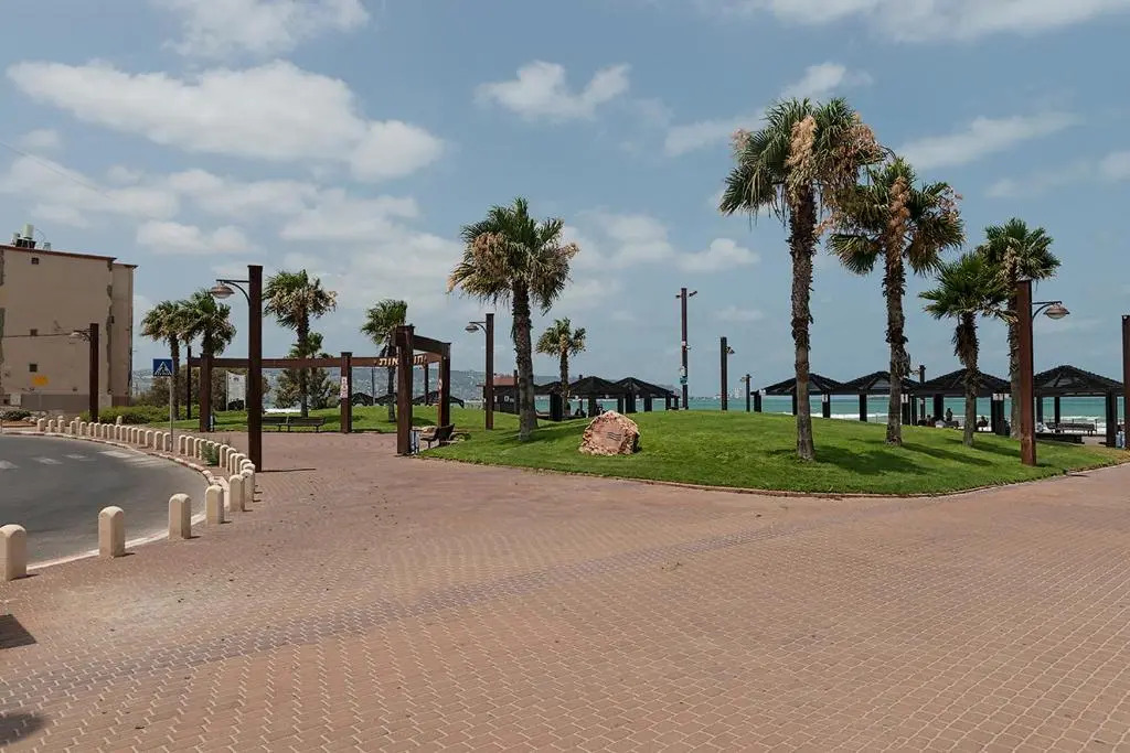 שקיעה בים - דירות יוקרתיות מהממות עם גקוזי ונוף לים יש מקלט
