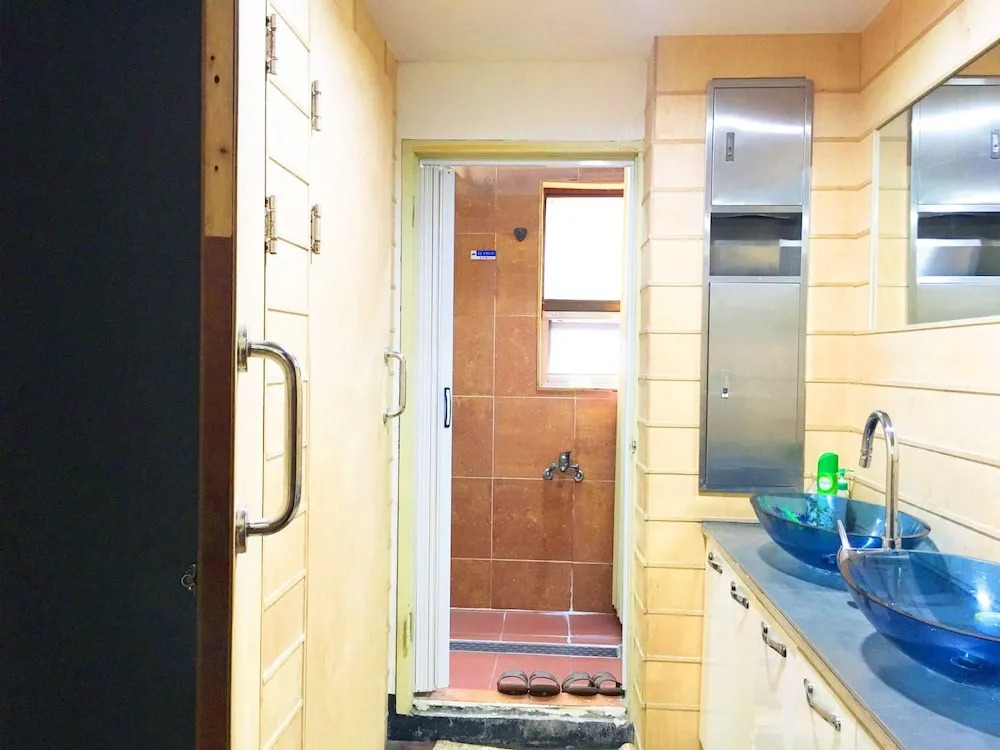 The Style Capsule Guesthouse - Hostel