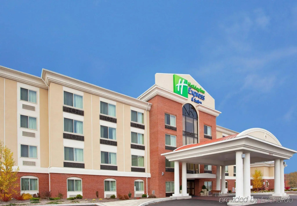 Holiday Inn Express & Suites Niagara Falls by IHG