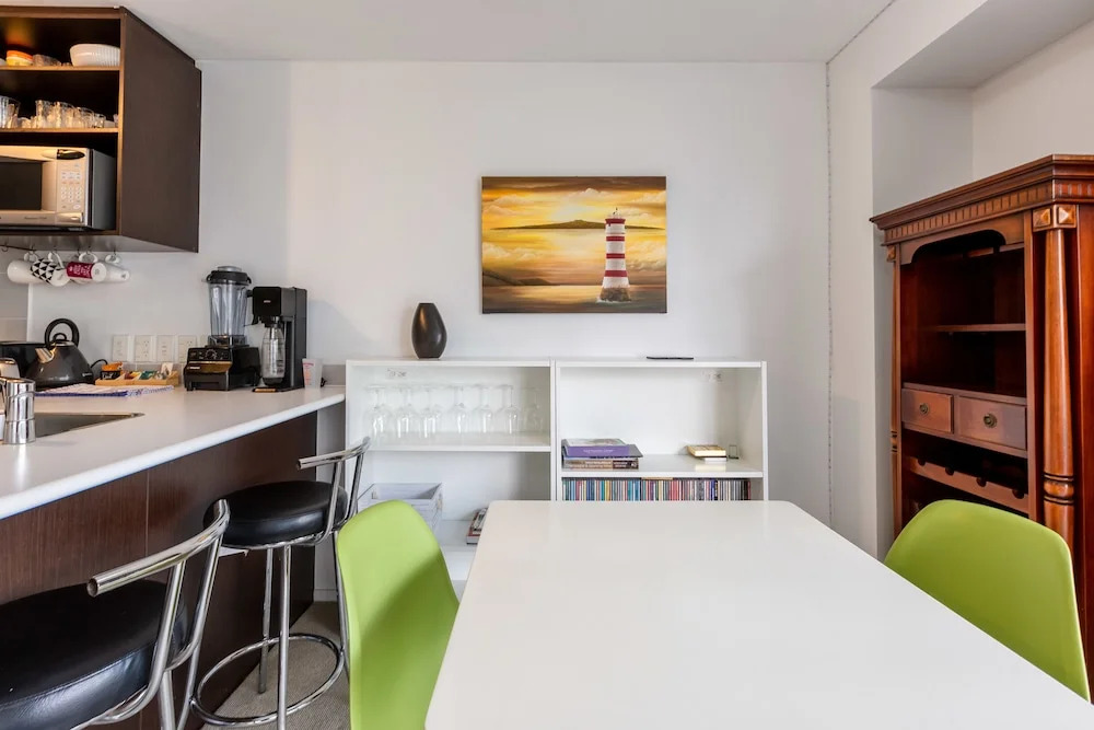 Cosy Two Bedroom in CBD with Pool