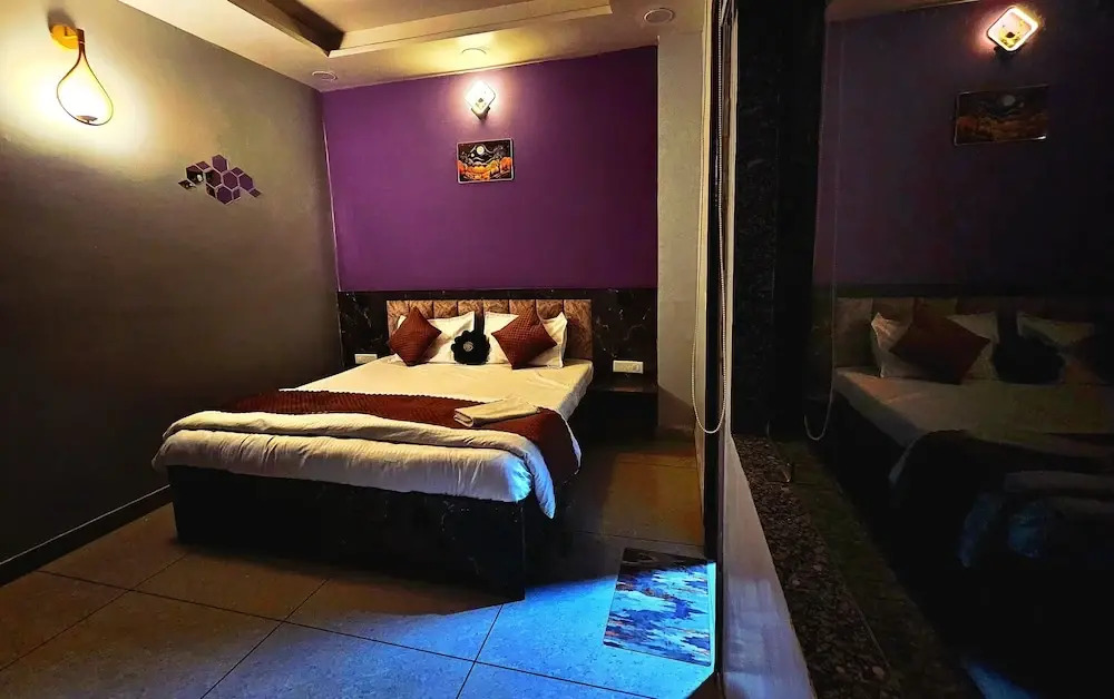 FabHotel Moonlit