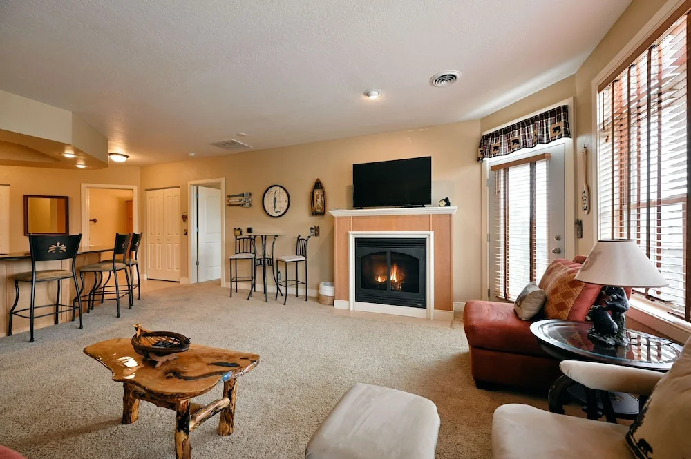 Unit 433a 1 Bd 1 Ba Condo 1 Bedroom Condo by RedAwning