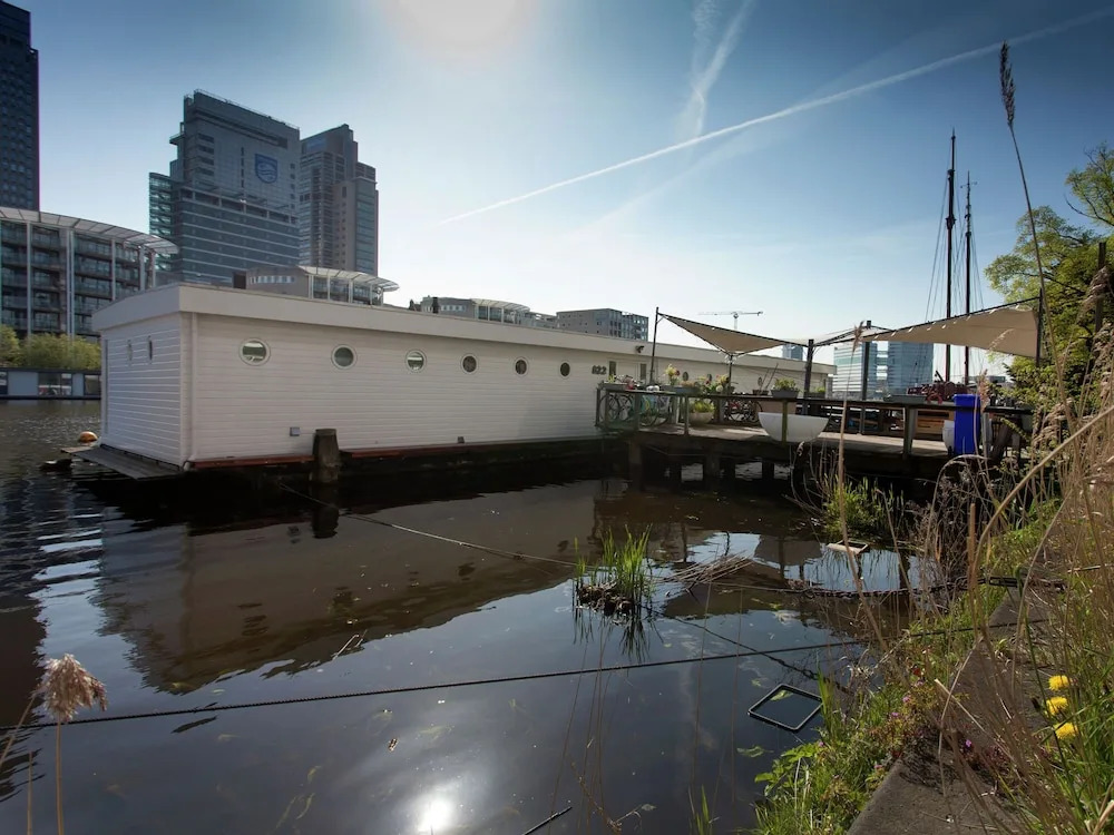 A Bed & Breakfast on a Splendid Houseboat