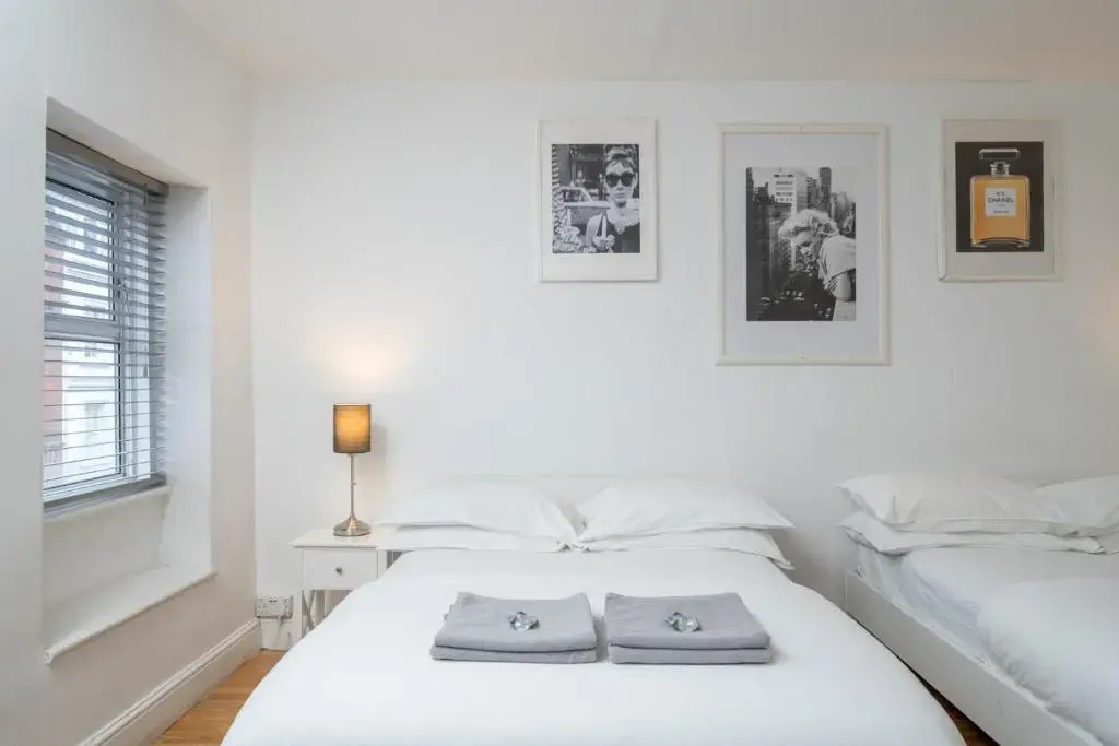 Oxford Street & Soho Square Apartment - Spacious Studio Suite, Full Kitchen, Two Double Beds, Stairs Access
