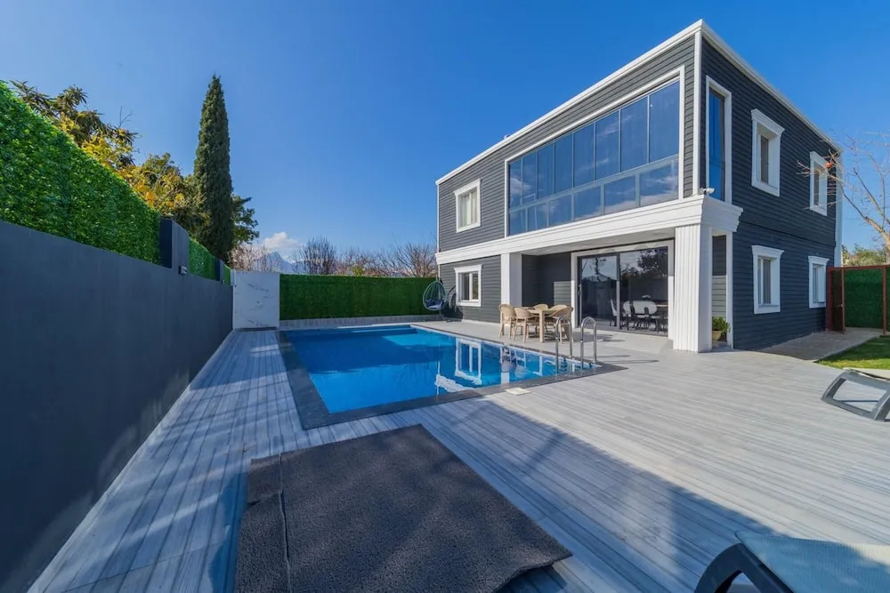 Villa With Pool and Backyard in Kepez