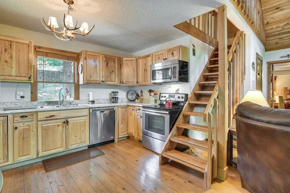 3 Mi to Table Rock Lake: Cabin w/ Fire Pit!