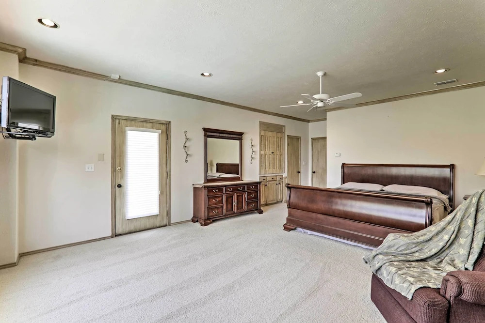Private Pool: Lakefront Harlingen Home