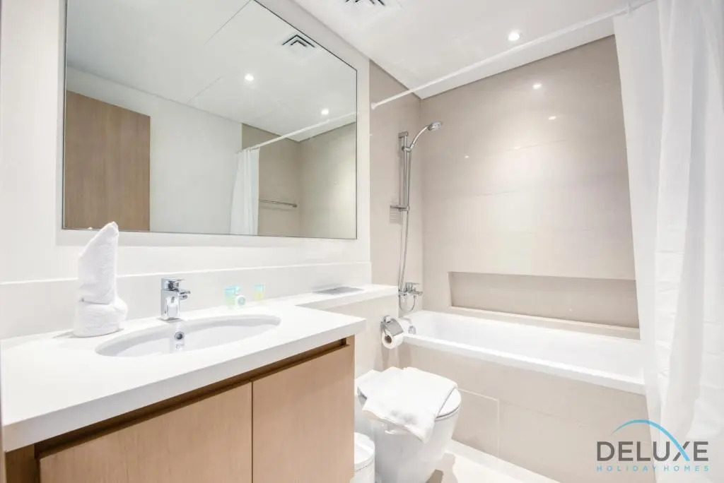 Radiant 3BR With Assistant Room at Harbour Views Tower 1 by Deluxe Holiday Homes