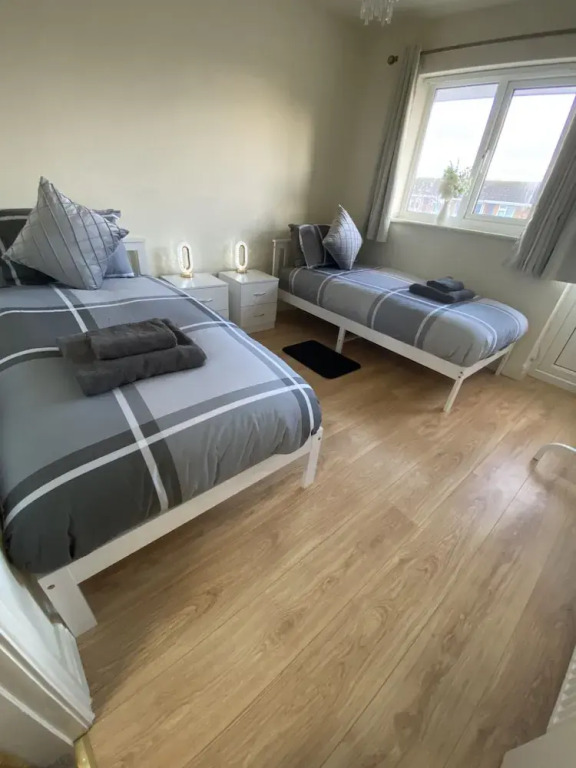 3 Bed House - Sleeps 6 - Garden - Parking - Wifi