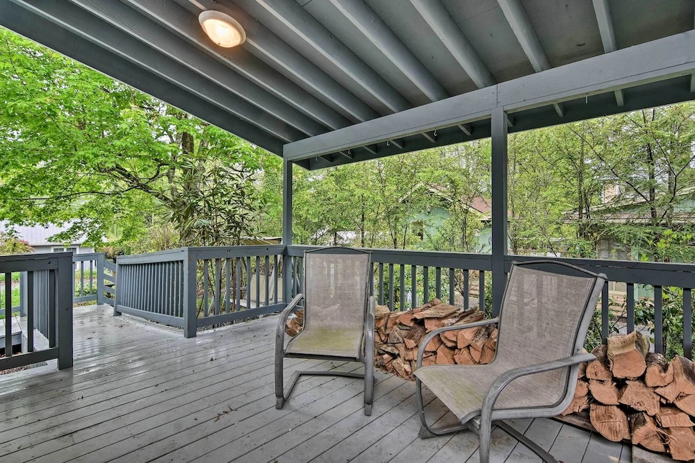 6 Mi to Grandfather Mtn: Lake Cottage w/ Deck