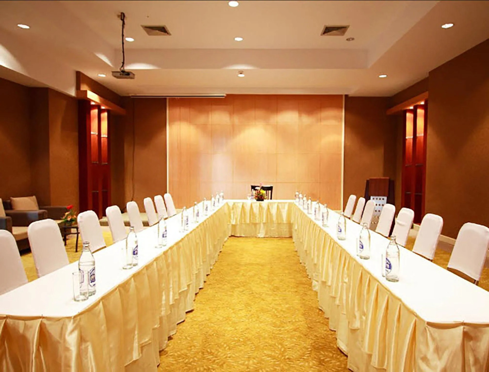 Golden Crown Grand Hotel