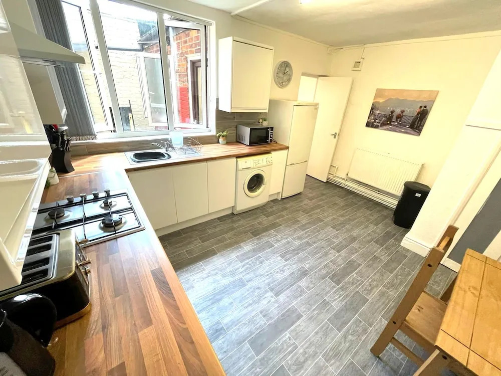 Spacious 2-bed Apartment With Hot tub and Parking