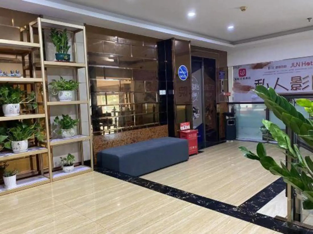 J Hotel (Shanghai Wildlife Park Huinan Subway Station)