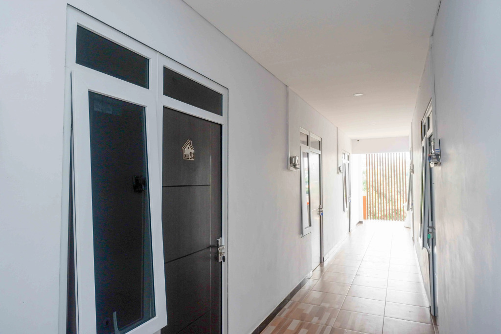RedDoorz Plus near Patung Kuda Undip