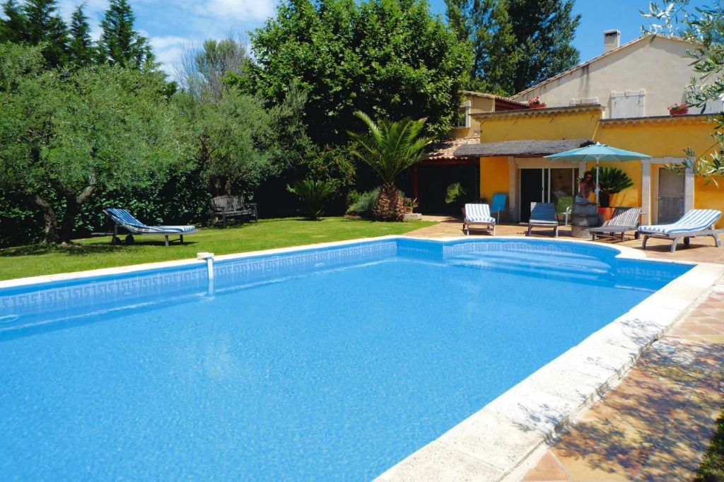Cozy Noves Home With Pool Access