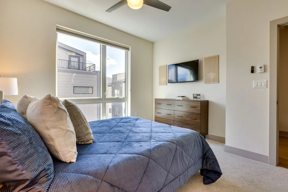 Rooftop Mtn View and Hot Tub Silverthorne Home!