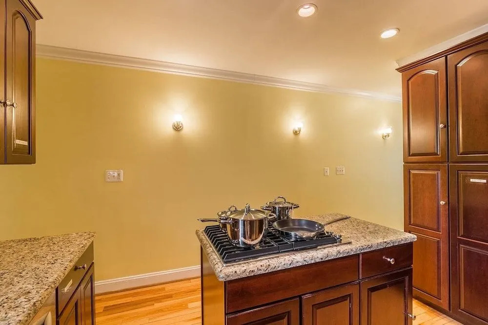 Beautiful & Huge House w/ grill & foosball table by CozySuites