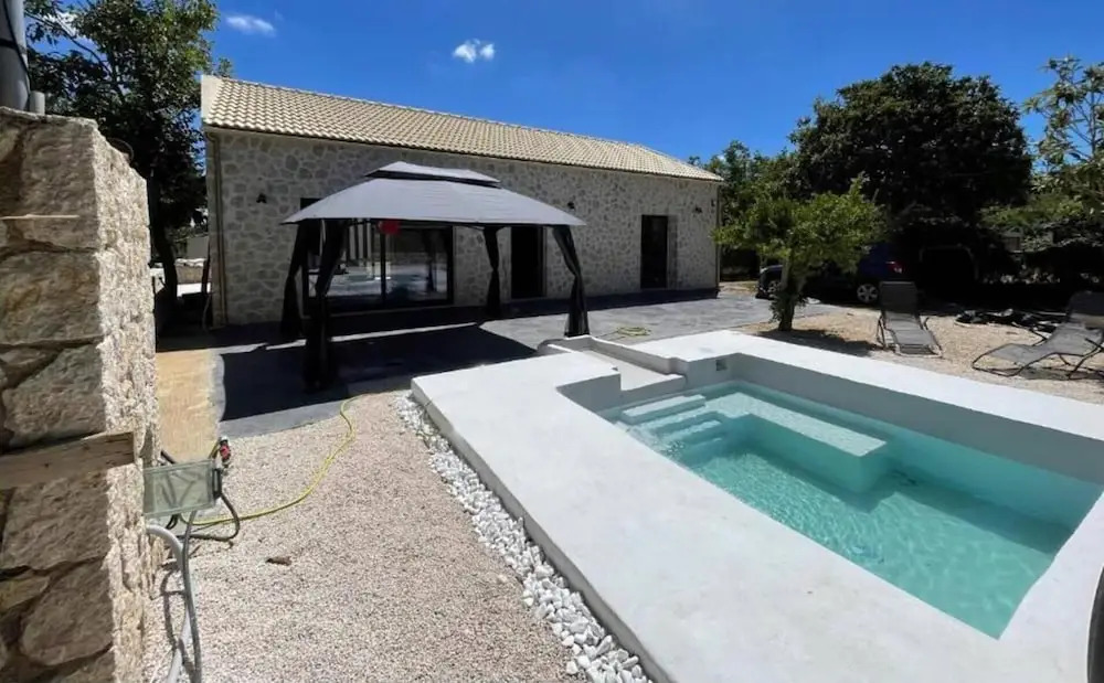 Villa with pool in Pelekas near the beach