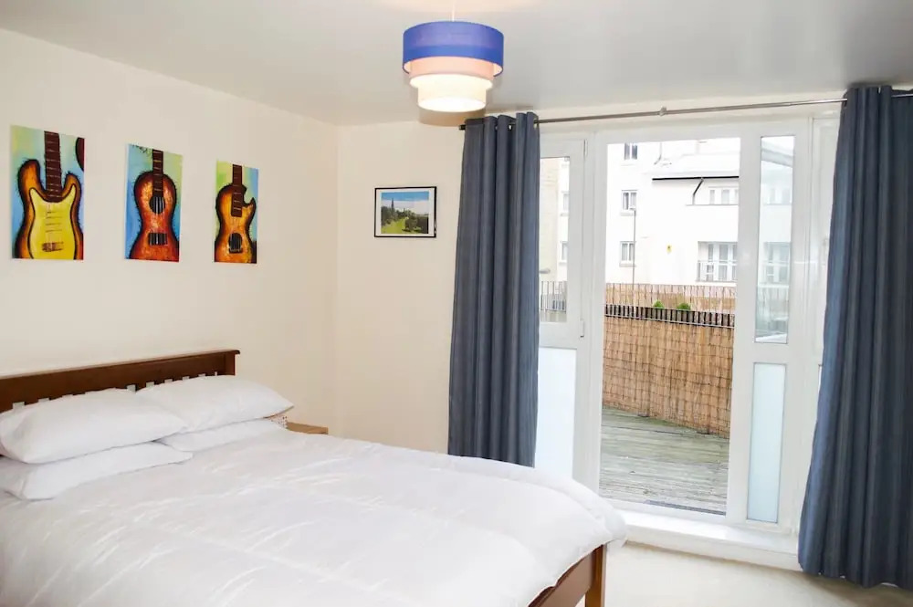 Bright 2 Bedroom Flat With Patio