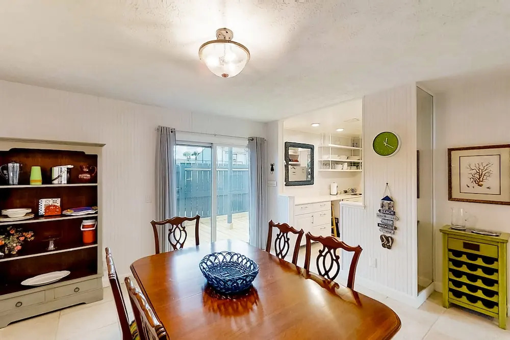 Two-story Condo With Pool, Tennis & Patio - 2 Short Blocks to the Beach