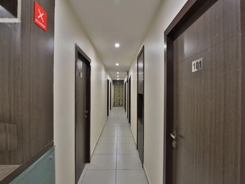OYO 6949 New Rajdhani Hotel