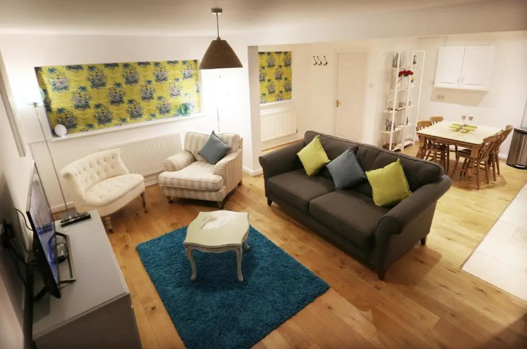 4a Dolphin Close