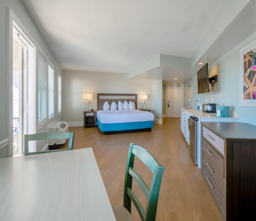 Commander Hotel & Suites