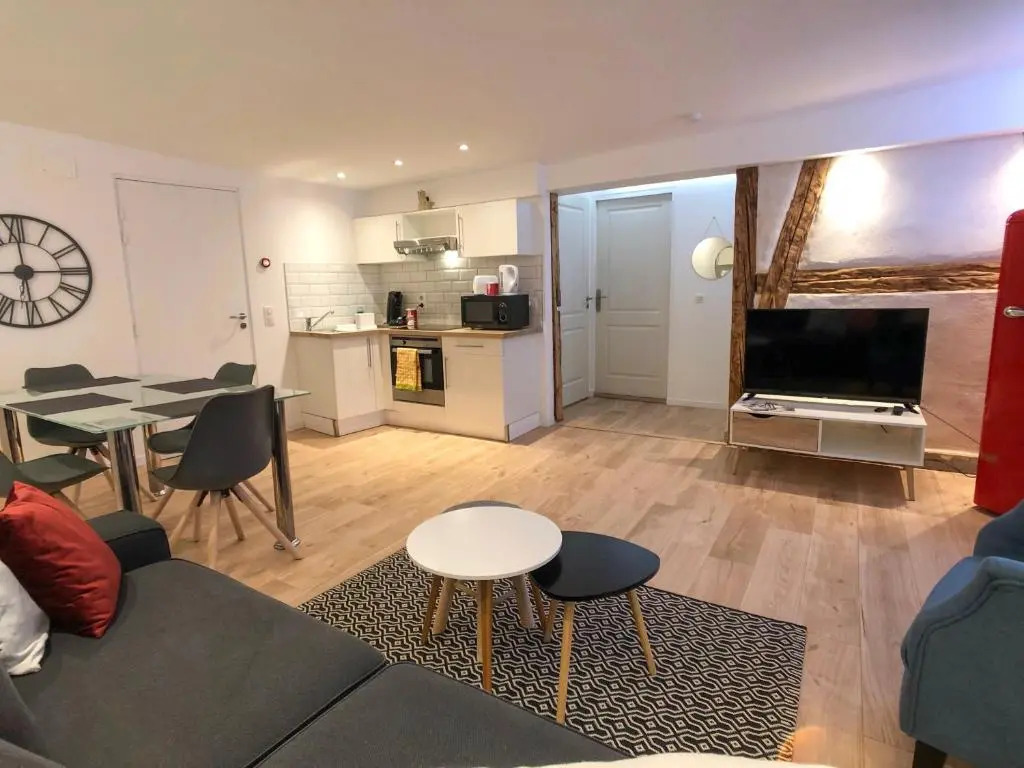 Beauty & The Beast - Old Town Cosy Apartments