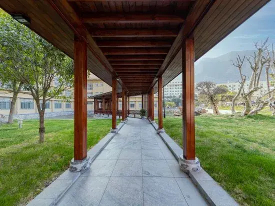 Zhaojun Mountain Villa (Xingshan High-speed Railway Station)