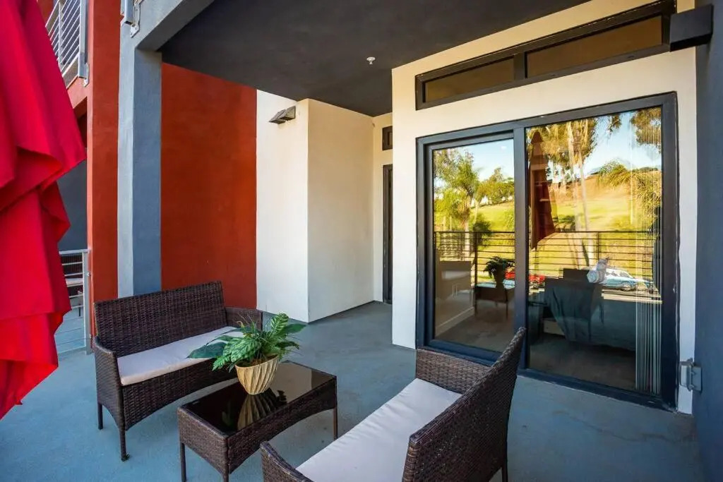 3 Floor TownHouse Next to Downtown Max 12 sleepers
