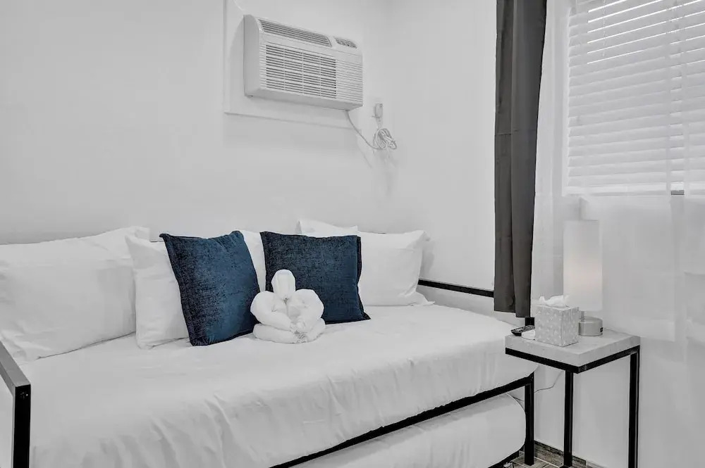 Newly Renovated #4 Close to the Beach w/ Parking