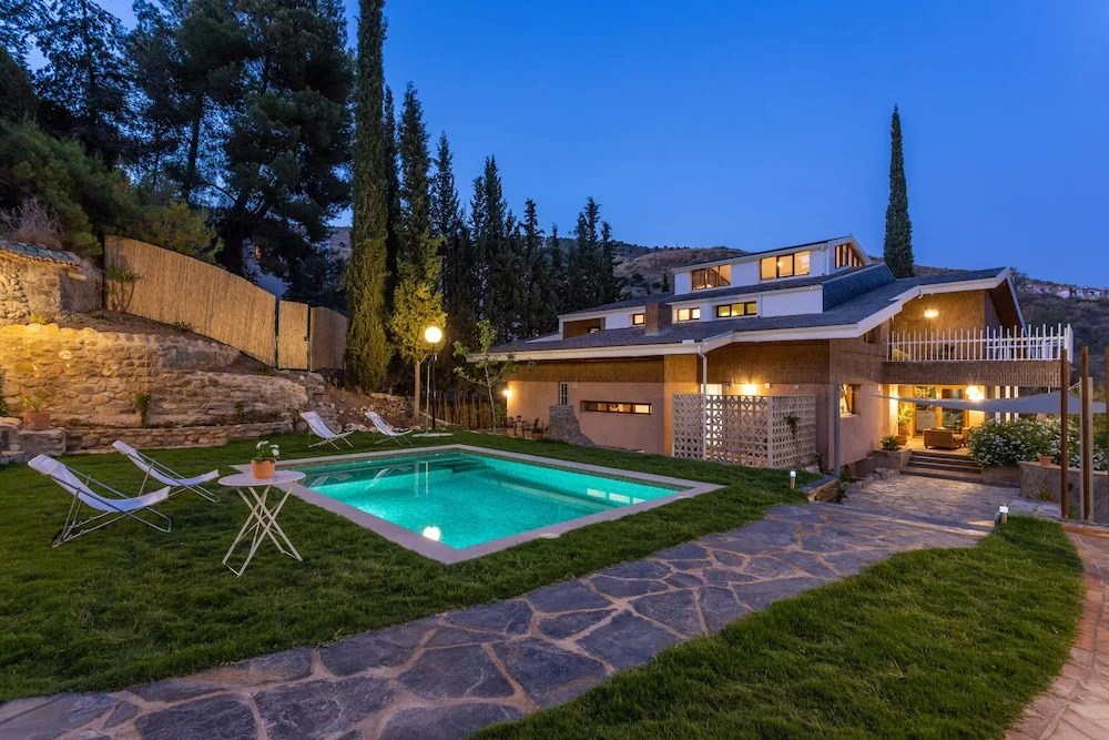 Traditional Cave House with swimming pool near to city center. Cueva del Cadí