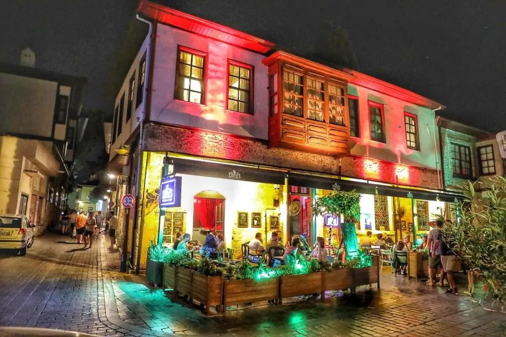 Lords Hostel & Pub