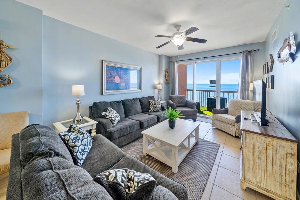 Sea-horsey 3 Bedroom Condo by RedAwning