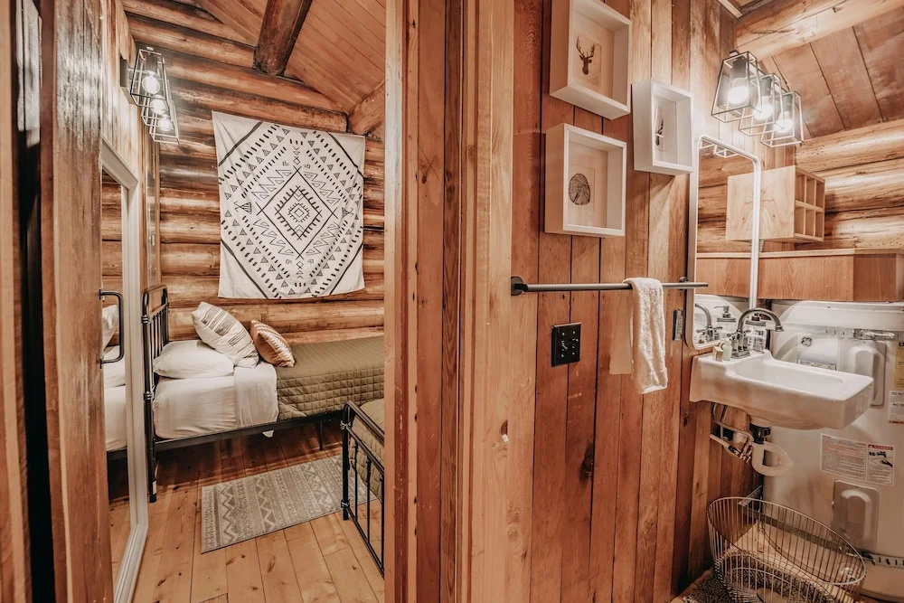 76GS - Genuine Log Cabin - WI-FI - Pets Ok - Sleeps 4