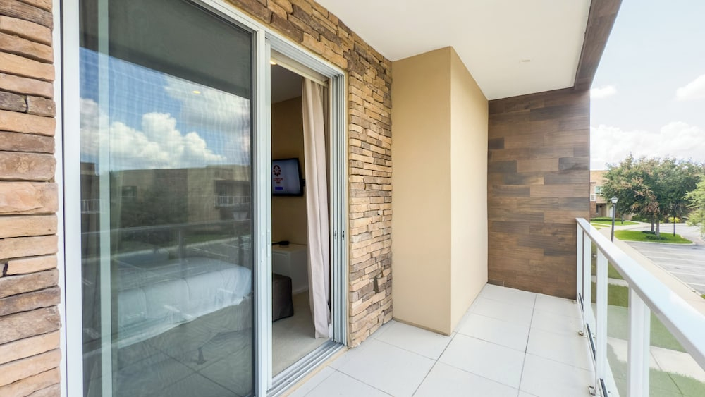 Modern Magic Village Home for 8 with Grill 3131