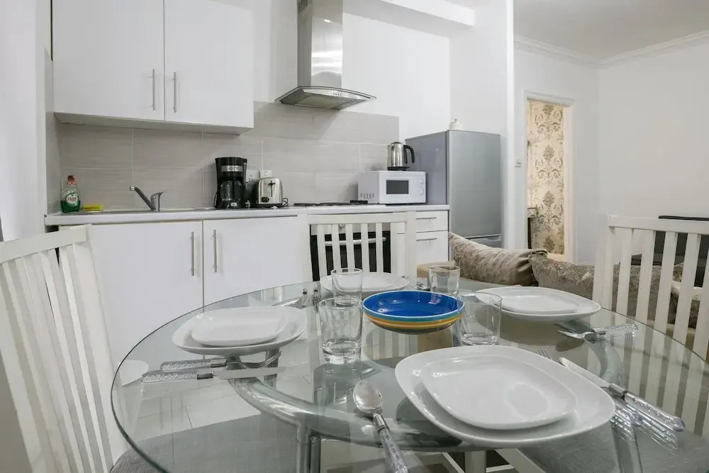 Lovely & Spacious 2 Bedroom APR Queensway