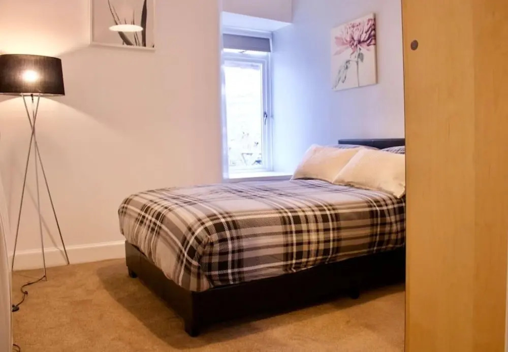 Unique two bed Main Door Flat at the Meadows