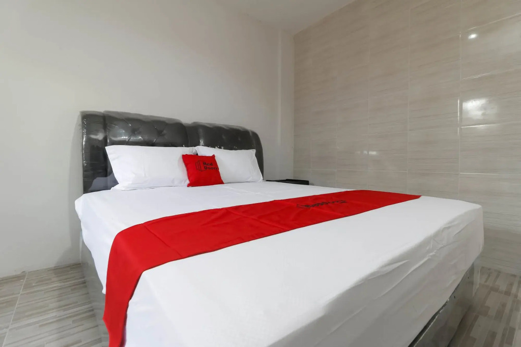 RedDoorz Plus near RS Royal Prima Medan