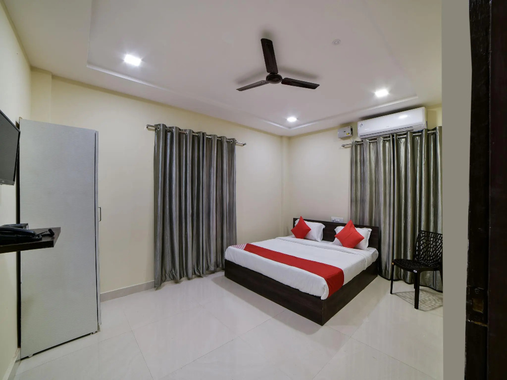 OYO 16606 Iconic Living