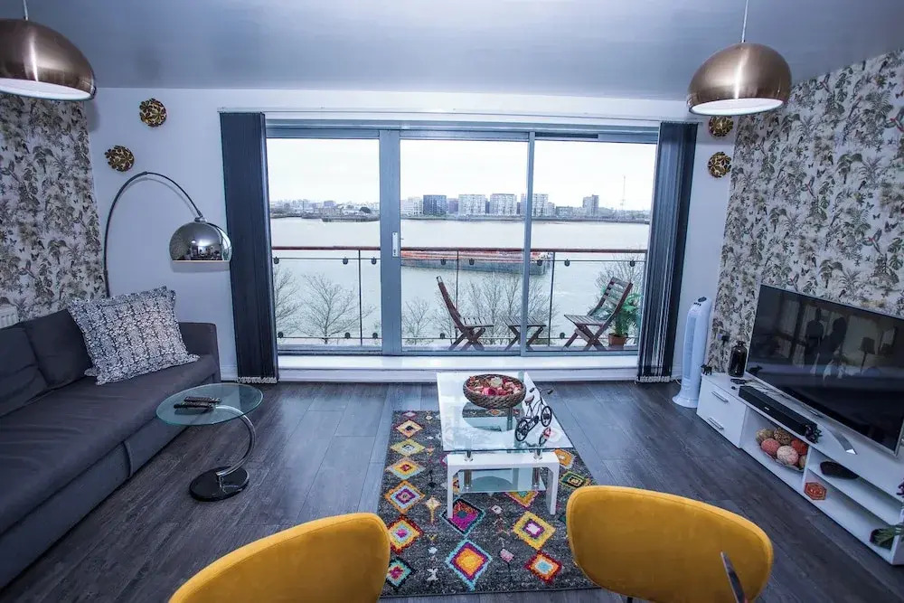 Remarkable 2-bed Apartment With Sea View
