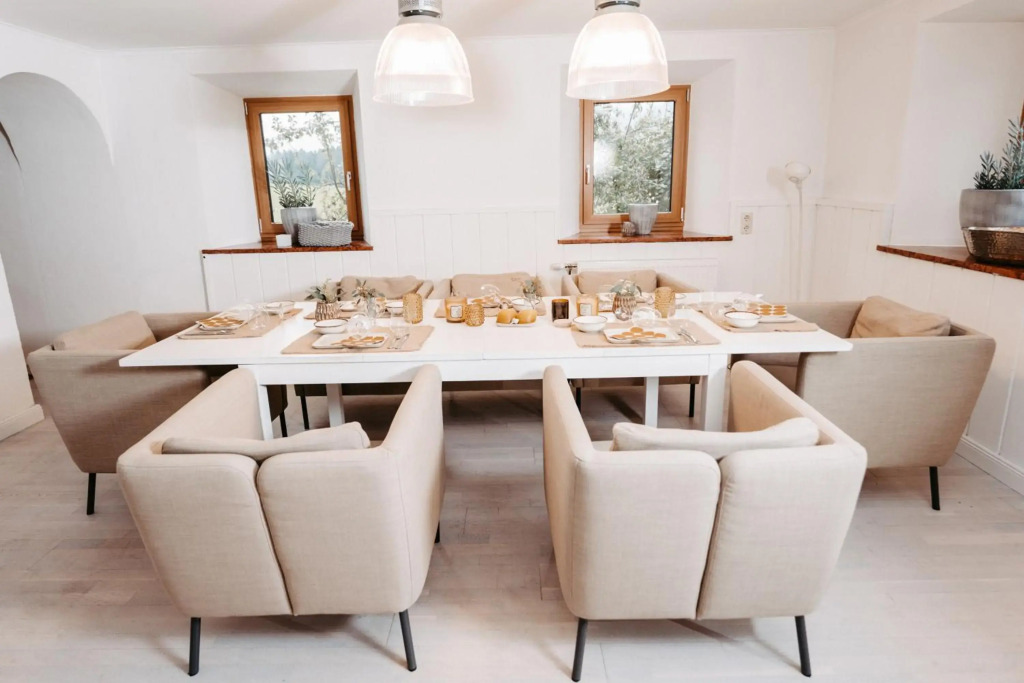 Chalet Green Pastures, romantic country side farm with pool near Salzburg