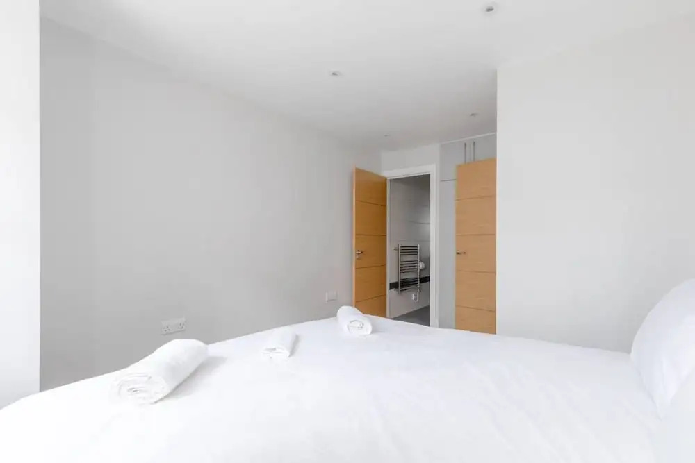 Chic & Spacious 2BD Flat -2 Mins to Baron's Court