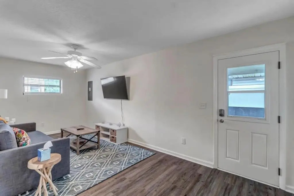 Amazing 1 BR apt - 1 block from Jax Beach!