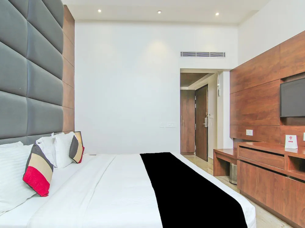 Capital O 28615 Hotel Crossroad